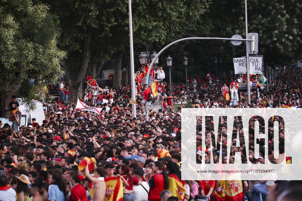 ESP Spain celebrates the 2026 World Cup champions. Fans at Plaza de Cibeles in Madrid celebrate with their teammates after winning the World Cup. Madrid, Spain