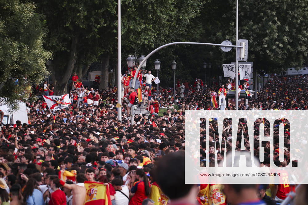 ESP Spain celebrates the 2026 World Cup champions. Fans at Plaza de Cibeles in Madrid celebrate with their teammates after winning the World Cup. Madrid, Spain