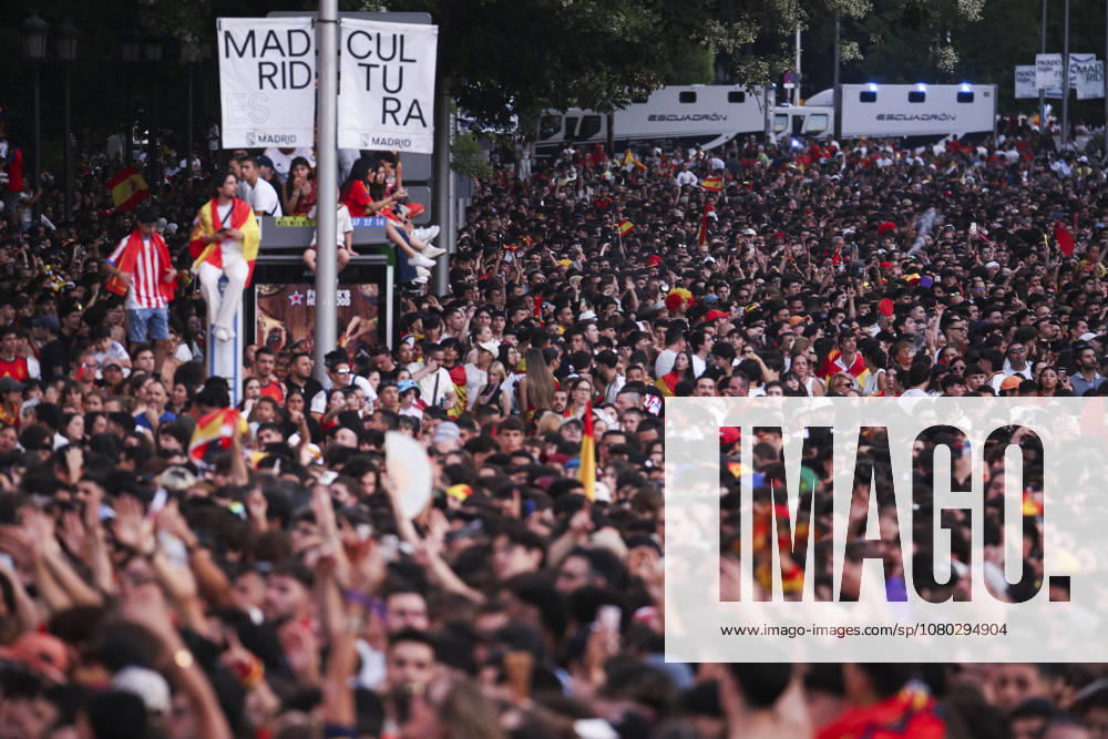 ESP Spain celebrates the 2026 World Cup champions. Fans at Plaza de Cibeles in Madrid celebrate with their teammates after winning the World Cup. Madrid, Spain