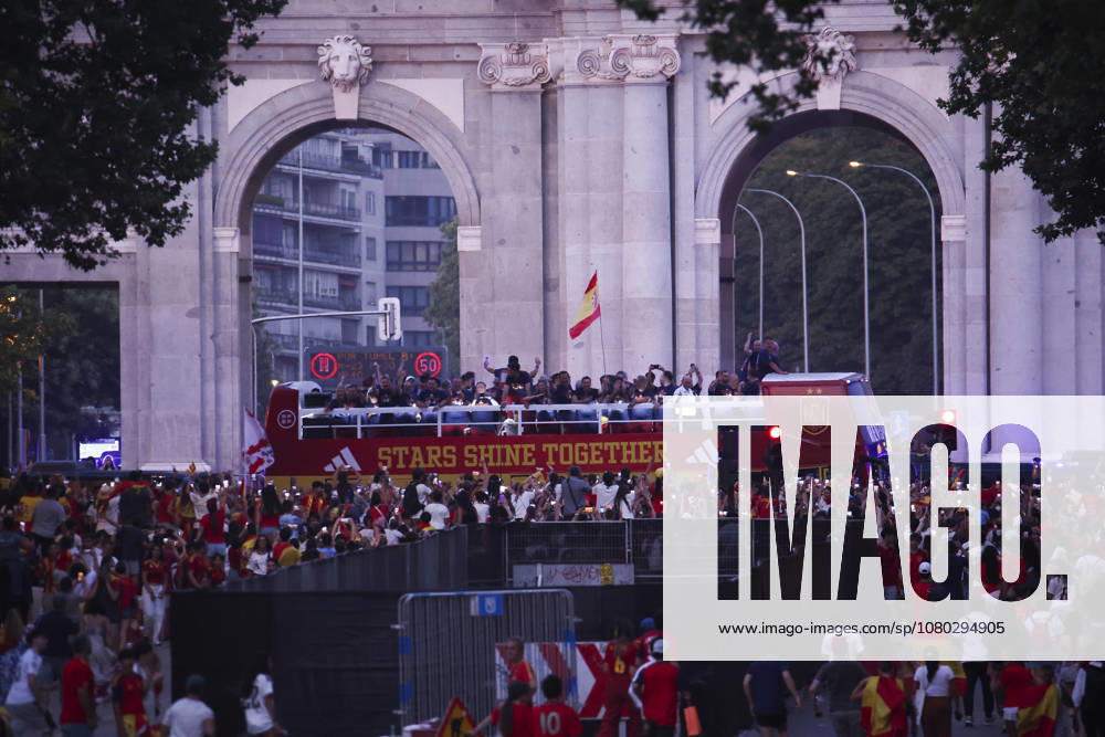 ESP Spain celebrates the 2026 World Cup champions. Fans at Plaza de Cibeles in Madrid celebrate with their teammates after winning the World Cup. Madrid, Spain