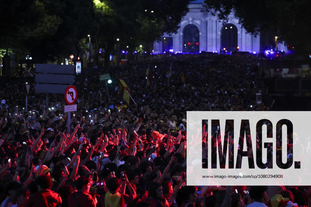 ESP Spain celebrates the 2026 World Cup champions. Fans at Plaza de Cibeles in Madrid celebrate with their teammates after winning the World Cup. Madrid, Spain