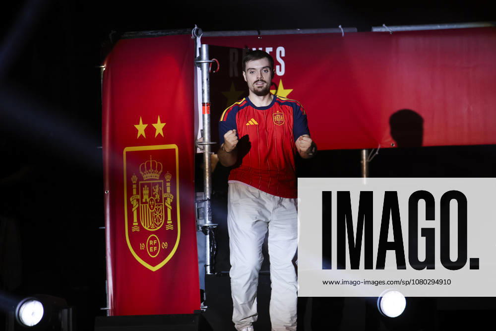 ESP Spain celebrates the 2026 World Cup Champions. Ibai Llanos takes the stage at Plaza de Cibeles in Madrid, celebrating with his teammates after winning the World Cup. Madrid, Spain