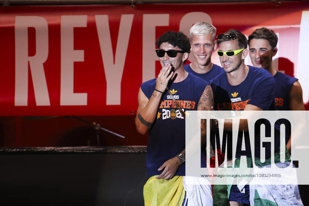ESP Spain celebrates the 2026 World Cup Champions. Yeremy Pino takes the stage at Plaza de Cibeles in Madrid, celebrating with his teammates after winning the World Cup. Madrid, Spain