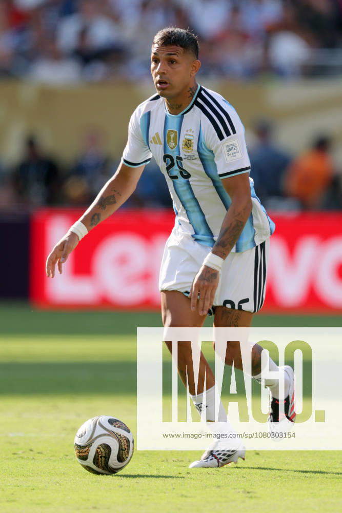 Spain v Argentina: Final - FIFA World Cup, WM, Weltmeisterschaft, Fussball 2026 Facundo Medina of Argentina on the ball during the FIFA World Cup 2026 Final match between Spain and Argentina at New York New Jersey Stadium on July 19, 2026 in East Rutherford, United States. East Rutherford New York New Jersey Stadium NJ United States
