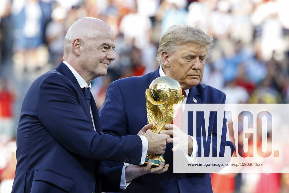 EAST RUTHERFORD, NEW JERSEY - (LR) FIFA President Gianni Infantino, President of the United States Donald Trump with the World Cup trophy after the 2026 FIFA World Cup, WM, Weltmeisterschaft, Fussball final between Spain and Argentina at the New York New Jersey Stadium on July 19, 2026, in East Rutherford, New Jersey, United States. MAURICE VAN STEEN ANP World Cup Soccer 2026 ANPxSportx xMauricexvanxSteenxIVx 564011120 originalFilename: 564011120