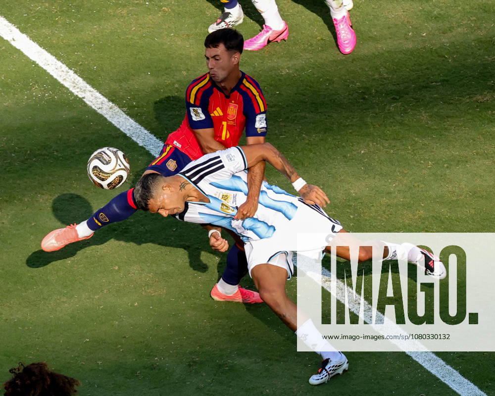 Spain midfielder MARTIN ZUBIMENDI (18) holds Argentina defender FACUNDO MEDINA (25) while they go for the ball during the 2026 FIFA World Cup, WM, Weltmeisterschaft, Fussball Final match between Spain and Argentina at MetLife Stadium in East Rutherford, NJ FIFA World Cup Final 2026: Spain 1:0 Argentina - ZUMAr225 20260719_zsp_r225_195