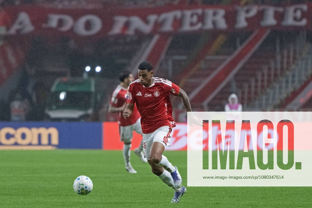 22nd July 2026; Beria Rio Stadium, Porto Alegre, Brazil; Brazilian Serie A Football, International versus Cruzeiro; Luiz Felipe of Internacional runs with the ball MaxxPeixoto DiaEsportivo