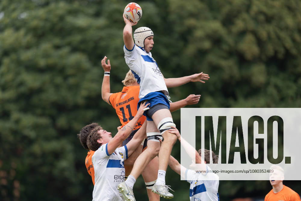 2026 German Sevens Rugby Championships: Ben Surblys TSV Handschuhsheim wins the coin toss against Hannes Adler RG Heidelberg. German Sevens Rugby Championships on July 23, 2026, in Hanover, Hanover, Lower Saxony, Germany, at Erika Fisch Stadium