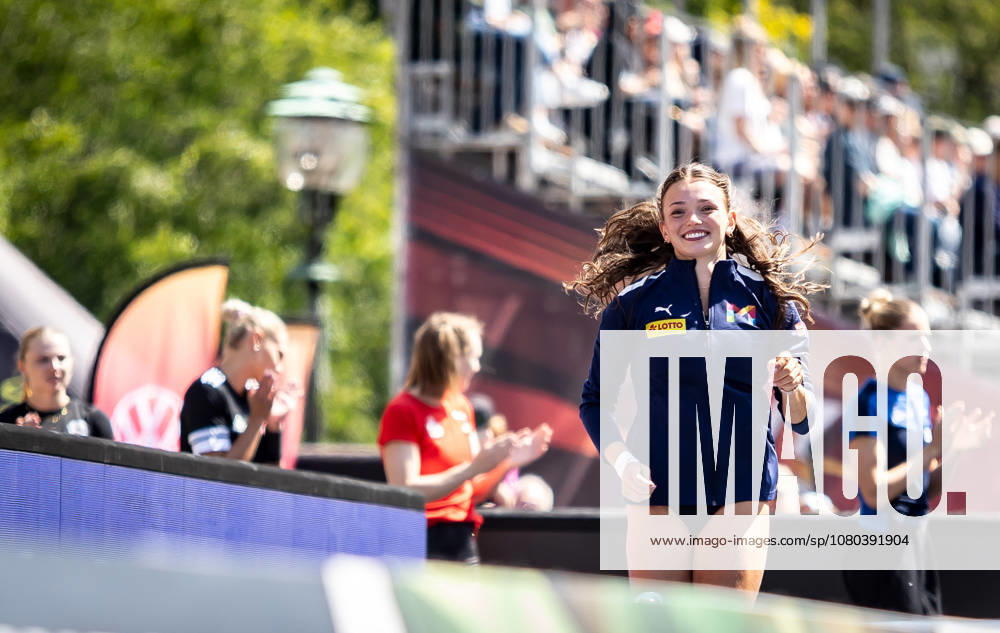 German Track and Field Championships – Women s Pole Vault, Hanover, July 24, 2026: Lotte Gretzler of USC Mainz looks forward to the athletes’ presentation at the German Track and Field Championships—Women’s Pole Vault—on July 24, 2026, at Opernplatz in Hanover, Lower Saxony