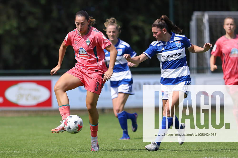 From left: Wiktoria Zieniewicz (SV Werder Bremen), 3, and Jasmijn Dijsselhof (PEC Zwolle), 2, in a one-on-one battle, duel, dynamic play, action, game scene, July 25, 2026, Hattemerbroek, Netherlands, soccer, women’s friendly, PEC Zwolle vs. SV Werder Bremen