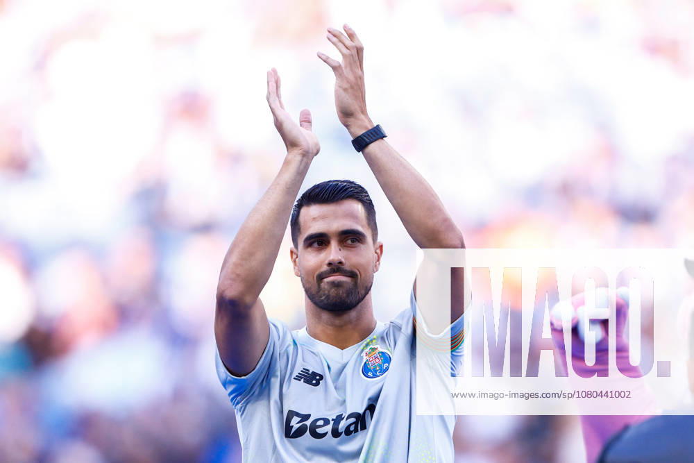 FC Porto v Aston Villa - Pre-Season Friendly Diogo Costa of FC Porto is seen before the game start during the Pre-Season Friendly match between FC Porto and Aston Villa at Estadio do Dragao in Porto, Portugal, on July 25, 2026. Porto Porto Portugal