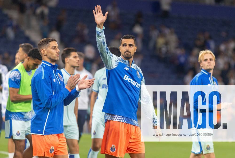 FC Porto v Aston Villa - Pre-Season Friendly Diogo Costa of FC Porto greets supporters before a pre-season friendly match against Aston Villa at Estadio do Dragao in Porto, Portugal, on July 25, 2026. The match marks FC Porto s official team presentation ahead of the 2026 27 season. Porto Portugal