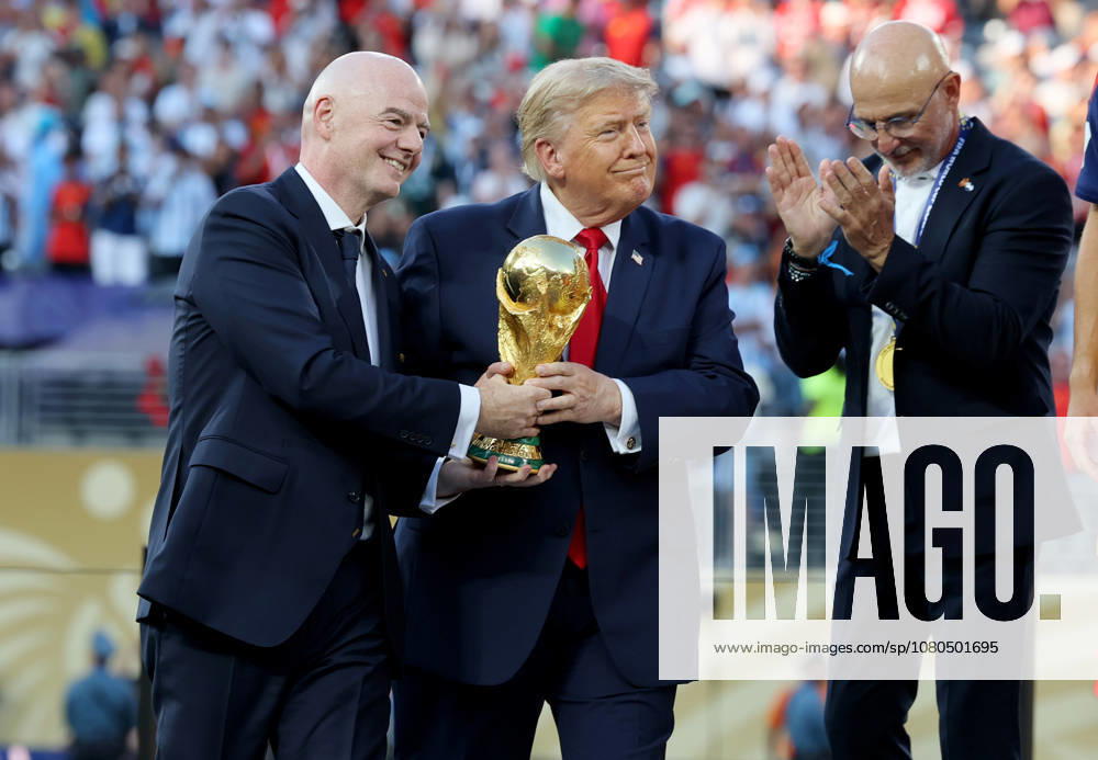 Spain v Argentina: Final - FIFA World Cup, WM, Weltmeisterschaft, Fussball 2026 Gianni Infantino President of FIFA and Donald Trump President of the USA with the World Cup Trophy after the FIFA World Cup 2026 Final match between Spain and Argentina at New York New Jersey Stadium on July 19, 2026 in East Rutherford, United States. East Rutherford New York New Jersey Stadium NJ United States