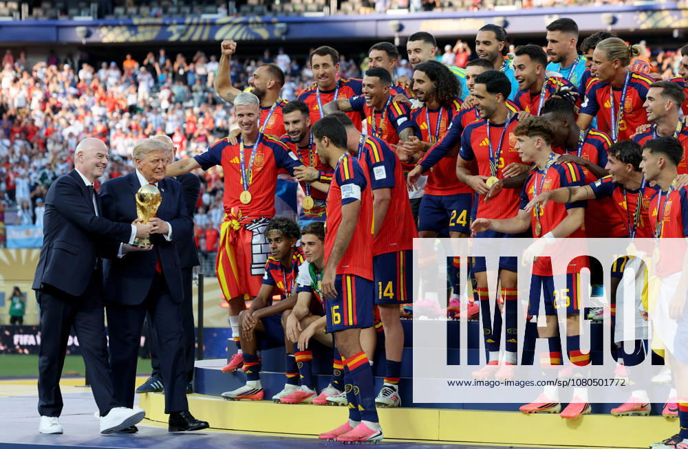 Spain v Argentina: Final - FIFA World Cup, WM, Weltmeisterschaft, Fussball 2026 Gianni Infantino and Donald Trump hand the World Cup Trophy to Rodri of Spain before the Spain team of Borja Iglesias, Dani Olmo, Lamine Yamal, Gavi, Mikel Oyarzabal, Pedro Porro, Aymeric Laporte, Martin Zubimendi, Marc Cucurella, Alex Grimaldo, Mikel Merino, Victor Munoz, Nico Williams, Fabian Ruiz, Joan Garcia, David Raya, Unai Simon and Marcos Llorente celebrate with the World Cup Trophy after the FIFA World Cup 2026 Final match between Spain and Argentina at New York New Jersey Stadium on July 19, 2026 in East Rutherford, United States. East Rutherford New York New Jersey Stadium NJ United States