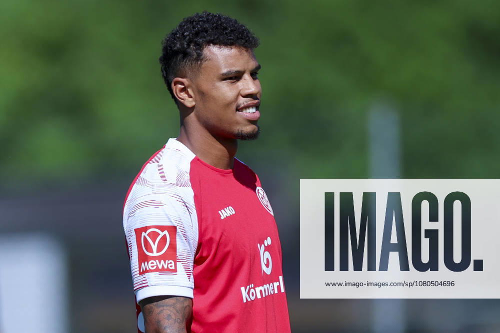 Ransford Königsdörffer: FSV Mainz 05 watches on, Day 2, FSV Mainz 05 Training Camp, Sports Center on July 28, 2026, in Wörgl, Austria Photo by Marco Steinbrenner DeFodi Images Ransford Königsdörffer 1 FSV Mainz 05 looks on, Day 2, Training Camp 1 FSV Mainz 05, Sports Center, July 28, 2026, in Wörgl, Austria. Photo by Marco Steinbrenner, DeFodi Images