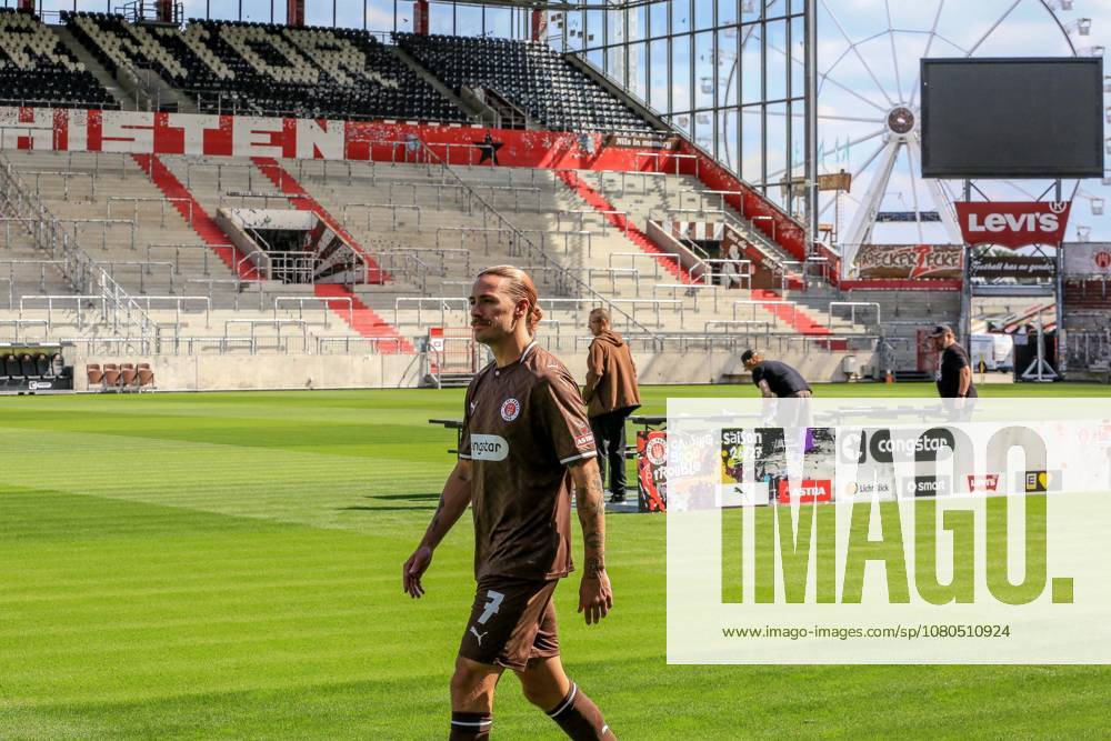 Jackson Irvine of St. Pauli on his way to a photo shoot in Germany, Hamburg, Millerntor Stadium, soccer, 2. Bundesliga, FC St. Pauli, photo shoot, team photo