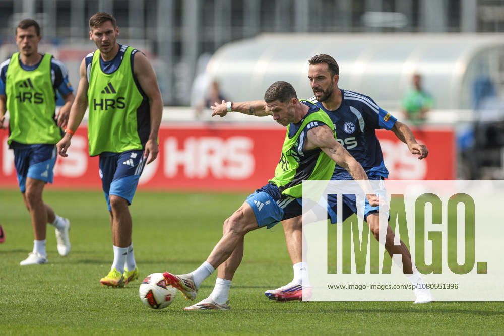 Soccer, FC Schalke 04 Training: Robin Gosens (FC Schalke 04), Kenan Karaman (FC Schalke 04), Gelsenkirchen, FC Schalke 04 Training Facility, North Rhine-Westphalia, Germany, xRHR PHOTO YYx
