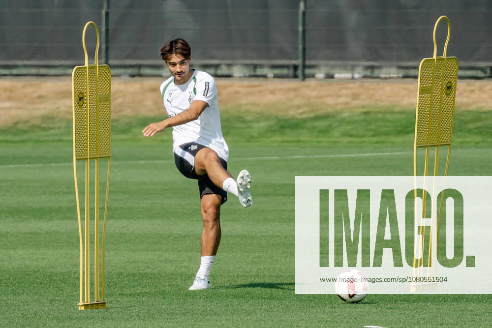 Jens Castrop, Borussia Mönchengladbach, 17, during passing drills. Public training session for Borussia Mönchengladbach at the ista Borussia Park training facility, Bundesliga 1, soccer, 2026–2027 season, July 30, 2026, Borussia Mönchengladbach public training session, Bundesliga 1, 2026–2027 season, July 30, 2026, Mönchengladbach