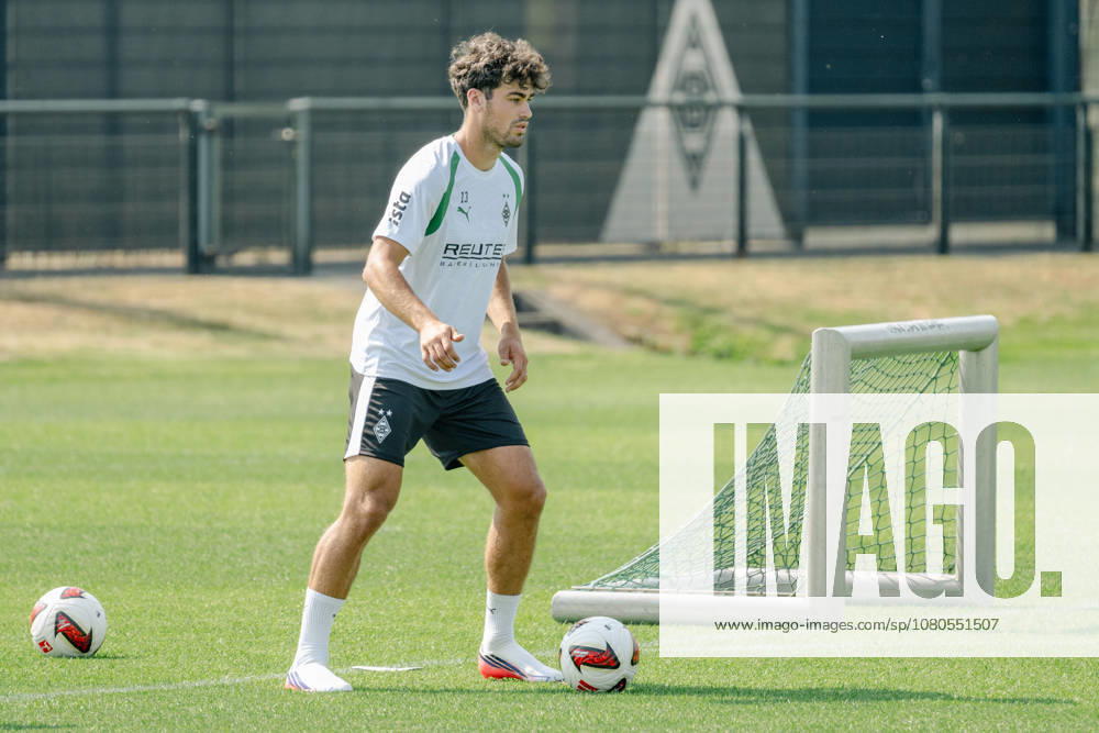 Giovanni Reyna, Borussia Mönchengladbach, No. 13, plays the ball during an open training session at Borussia Mönchengladbach s training facility at ista Borussia Park, Bundesliga 1, soccer, 2026–2027 season, July 30, 2026, Borussia Mönchengladbach open practice, Bundesliga 1, 2026–2027 season, July 30, 2026, Mönchengladbach