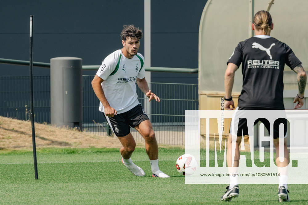 Giovanni Reyna of Borussia Mönchengladbach, No. 13, passes the ball to Eugen Polanski of Borussia Mönchengladbach, coach, during an open practice at Borussia Mönchengladbach’s training facility at Borussia Park, Bundesliga 1, soccer, 2026–2027 season, July 30, 2026, public training session for Borussia Mönchengladbach, Bundesliga 1, 2026–2027 season, July 30, 2026, Mönchengladbach
