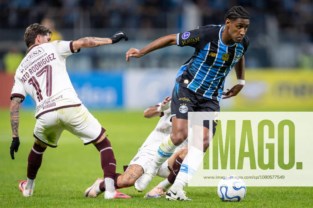 30th July 2026; Arena do Gremio Stadium, Porto Alegre, Brazil; Copa Sudamericana Football, Gremio versus Bolivar; Tete of Gremio battles for possession with Pato Rodriguez of Bolivar RichardxDucker DiaEsportivo