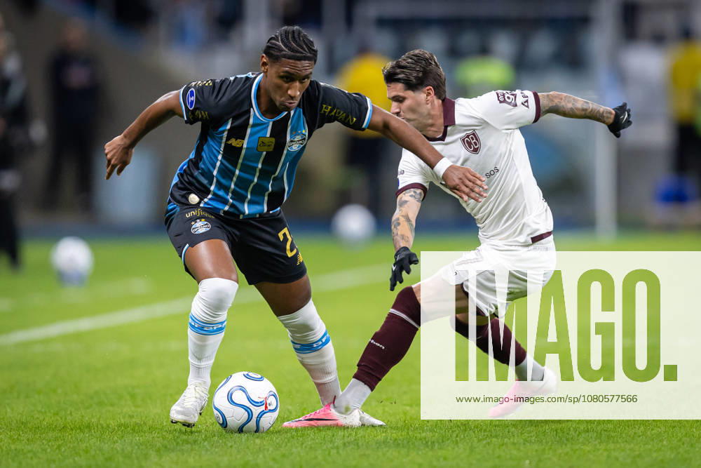 30th July 2026; Arena do Gremio Stadium, Porto Alegre, Brazil; Copa Sudamericana Football, Gremio versus Bolivar; Tete of Gremio battles for possession with Patito Rodriguez of Bolivar RichardxDucker DiaEsportivo