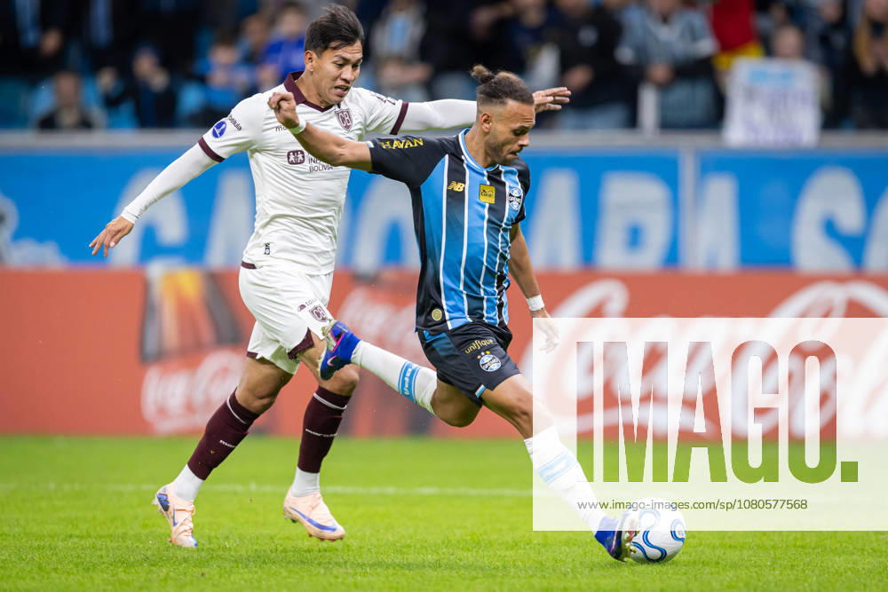 30th July 2026; Arena do Gremio Stadium, Porto Alegre, Brazil; Copa Sudamericana Football, Gremio versus Bolivar; Martin Braithwaite of Gremio battles for possession with Xavier Arreaga of Bolivar RichardxDucker DiaEsportivo
