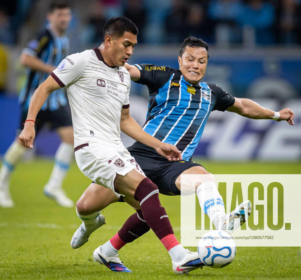 30th July 2026; Arena do Gremio Stadium, Porto Alegre, Brazil; Copa Sudamericana Football, Gremio versus Bolivar; Marlon Xavier of Gremio battles for possession with Erwin Saavedra of Bolivar RichardxDucker DiaEsportivo