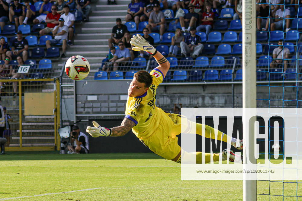 Soccer Friendly Match, SV Waldhof Mannheim vs. Eintracht Frankfurt; from left: Michael Zetterer, SG Eintracht Frankfurt, 23, dives for the ball. DFL and DFB regulations prohibit any use of photographs as image sequences and or quasi-video.