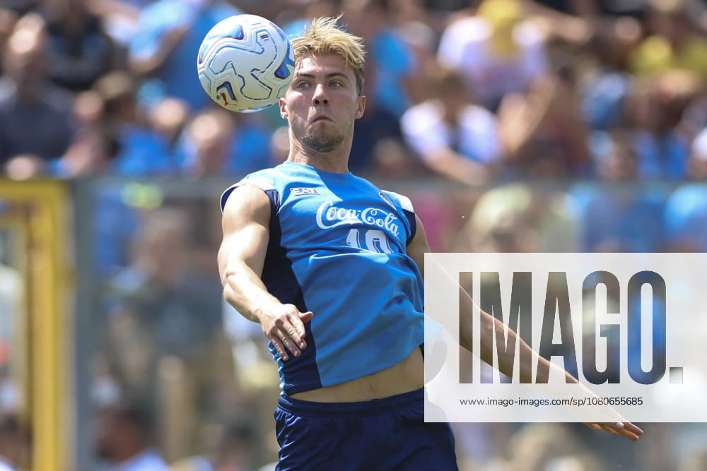 SSC Napoli Training Session Rasmus Hojlund of Napoli participates in a training session during the preseason camp of SSC Napoli at Stadio Patini in Castel di Sangro, Italy, on August 2, 2025. Castel di Sangro Italy