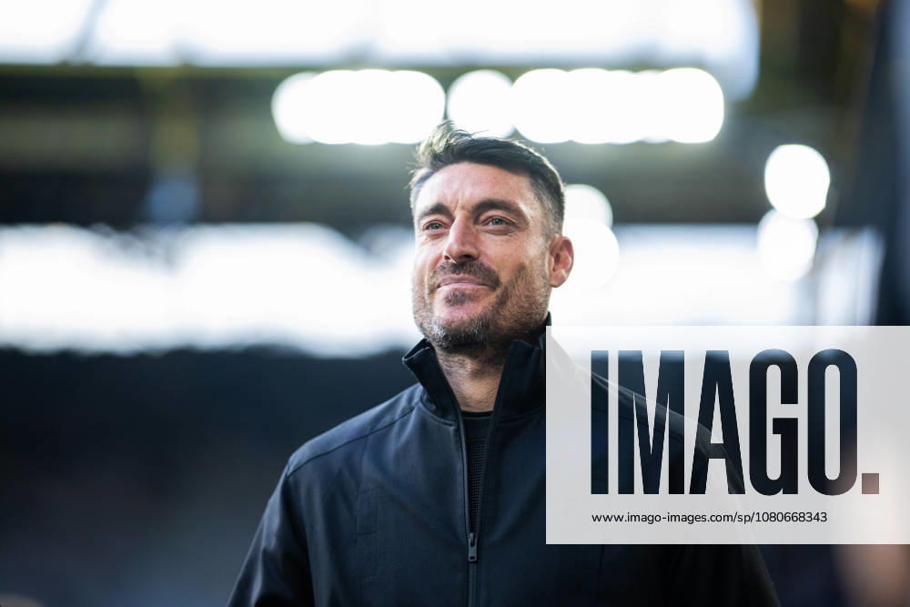 Soccer, 2025–2026, 1. Bundesliga, Matchday 33, Borussia Dortmund vs. Eintracht Frankfurt, Albert Riera, Frankfurt Coach. DFL regulations prohibit any use of photographs as image sequences and or quasi-video.