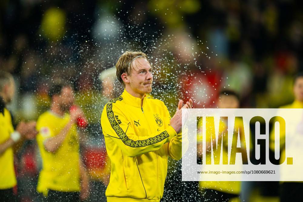 Soccer, 2025–2026, Bundesliga 1, Matchday 33, Borussia Dortmund vs. Eintracht Frankfurt: Julian Brandt takes a water shower after the game and waves goodbye to the fans. DFL regulations prohibit any use of photographs as image sequences and or quasi-video.