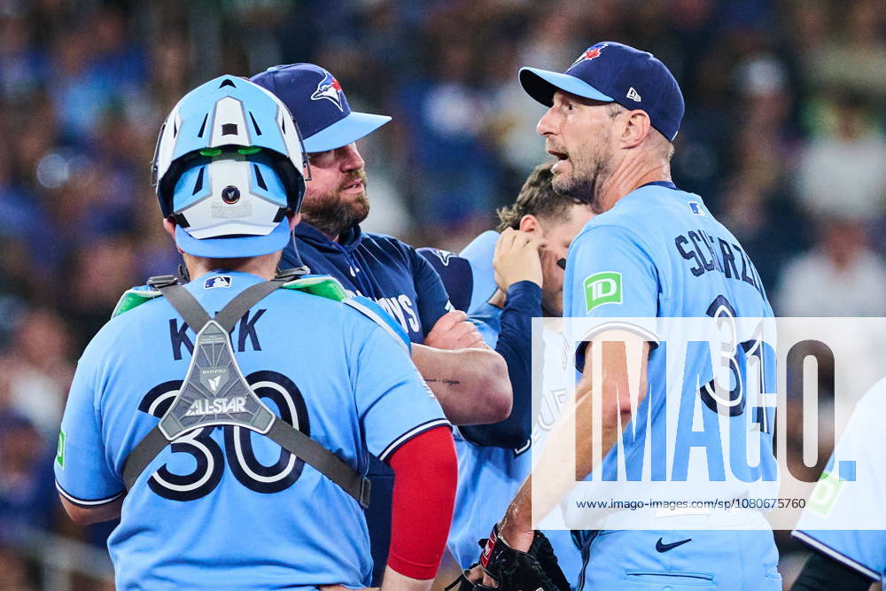 Toronto Blue Jays Max Scherzer (31) speaks with manager John Schneider on the mound before closing out the sixth inning of MLB, Baseball Herren, USA baseball action against the St. Louis Cardinals in Toronto, on Sunday, Aug. 2, 2026. Canada News - August 2, 2026 - ZUMAc35_ 20260802_zaf_c35_028