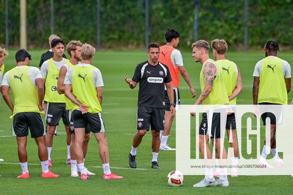 Coach Marcel Rapp addresses the team St. Pauli Germany, Hamburg, training facility on Kollaustrasse, soccer, 2. Bundesliga, FC St. Pauli