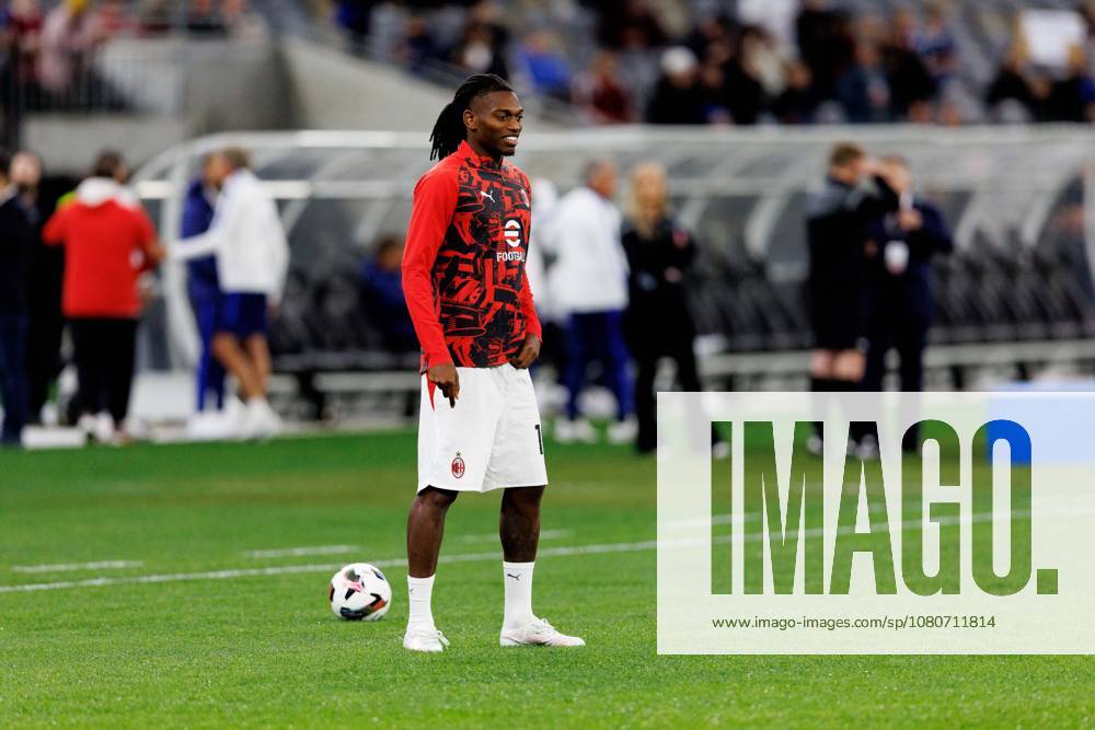 Rafael Leao of AC Milans warms up during the Calcio Italiano match between AC Milan and Internazionale FC at Optus Stadium in Perth. Perth Australia - ZUMAc318 20260805_znp_c318_016