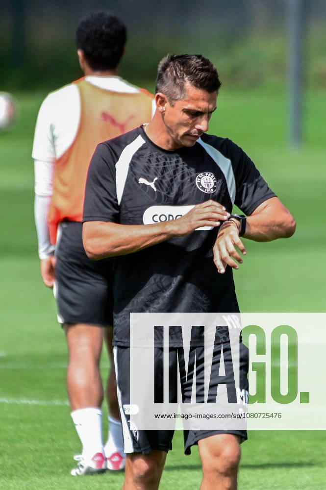Coach Marcel Rapp Pauli glances at his watch Germany, Hamburg, training facility on Kollaustrasse, soccer, 2. Bundesliga, FC St. Pauli