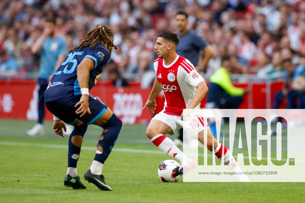 AMSTERDAM , 06-08-2026, Johan Cruijff ArenA , season 2026 2027 , UEFA Conference League play-off football . Match between Ajax and Shelbourne FC , Picture shows Shelbourne FC player Milan Mbeng, Ajax player Oscar Gloukh Ajax - Shelbourne x205489191x