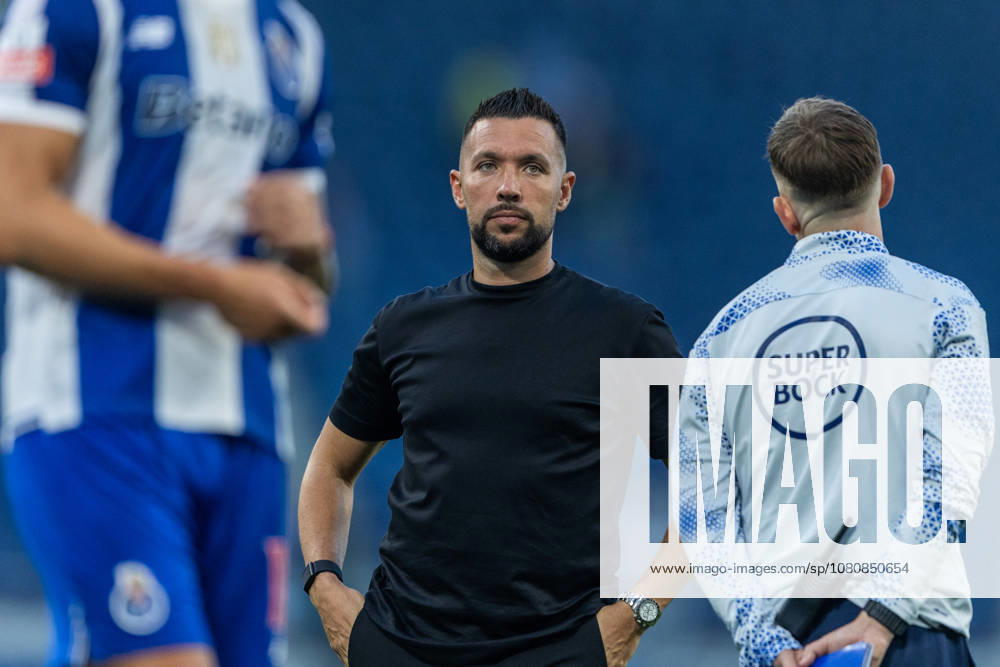 FC Porto v FC Alverca - Liga Portugal Betclic 2026 27 Francesco Farioli, head coach of FC Porto, is seen thanking fans during the FC Porto versus FC Alverca match for the Liga Portugal Betclic 2026 27 at Estadio do Dragao in Porto, Portugal, on August 9, 2026. Porto Porto Portugal