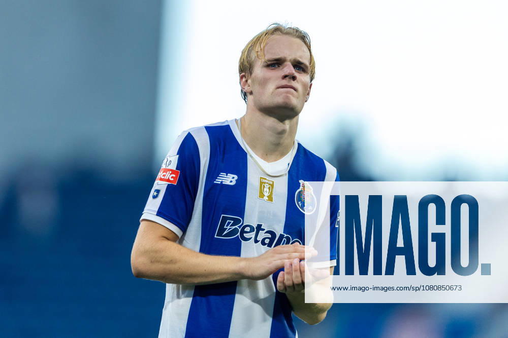 FC Porto v FC Alverca - Liga Portugal Betclic 2026 27 Victor Froholdt of FC Porto is seen thanking fans during the FC Porto versus FC Alverca match for the Liga Portugal Betclic 2026 27 at Estadio do Dragao in Porto, Portugal, on August 9, 2026. Porto Porto Portugal