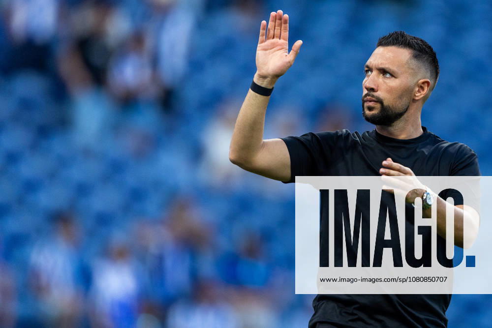 FC Porto v FC Alverca - Liga Portugal Betclic 2026 27 Francesco Farioli, head coach of FC Porto, is seen thanking fans after the win during the FC Porto versus FC Alverca match for the Liga Portugal Betclic 2026 27 at Estadio do Dragao in Porto, Portugal, on August 9, 2026. Porto Porto Portugal