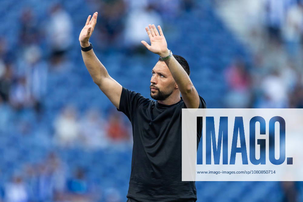 FC Porto v FC Alverca - Liga Portugal Betclic 2026 27 Francesco Farioli, head coach of FC Porto, is seen thanking fans after the win during the FC Porto versus FC Alverca match for the Liga Portugal Betclic 2026 27 at Estadio do Dragao in Porto, Portugal, on August 9, 2026. Porto Porto Portugal