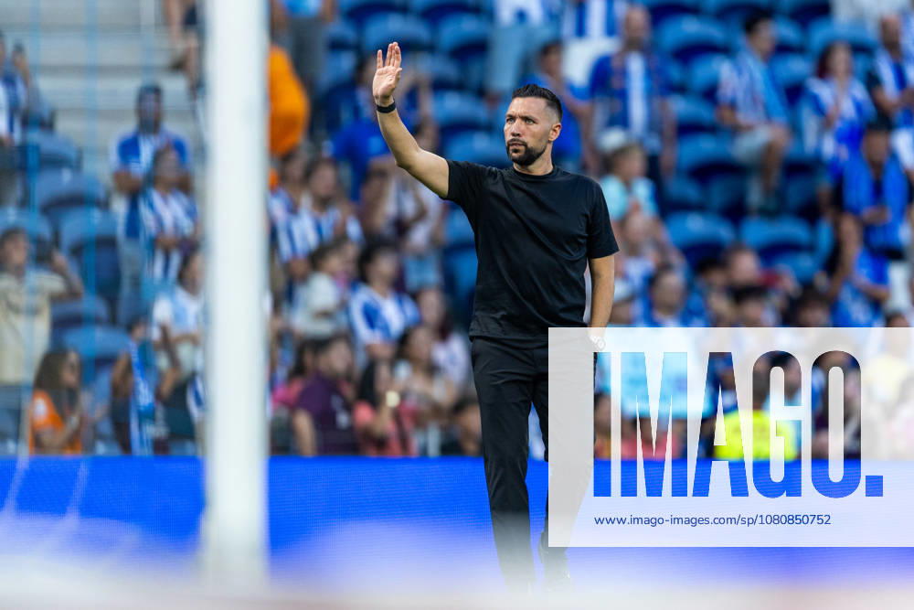 FC Porto v FC Alverca - Liga Portugal Betclic 2026 27 Francesco Farioli, head coach of FC Porto, is seen thanking fans after the win during the FC Porto versus FC Alverca match for the Liga Portugal Betclic 2026 27 at Estadio do Dragao in Porto, Portugal, on August 9, 2026. Porto Porto Portugal