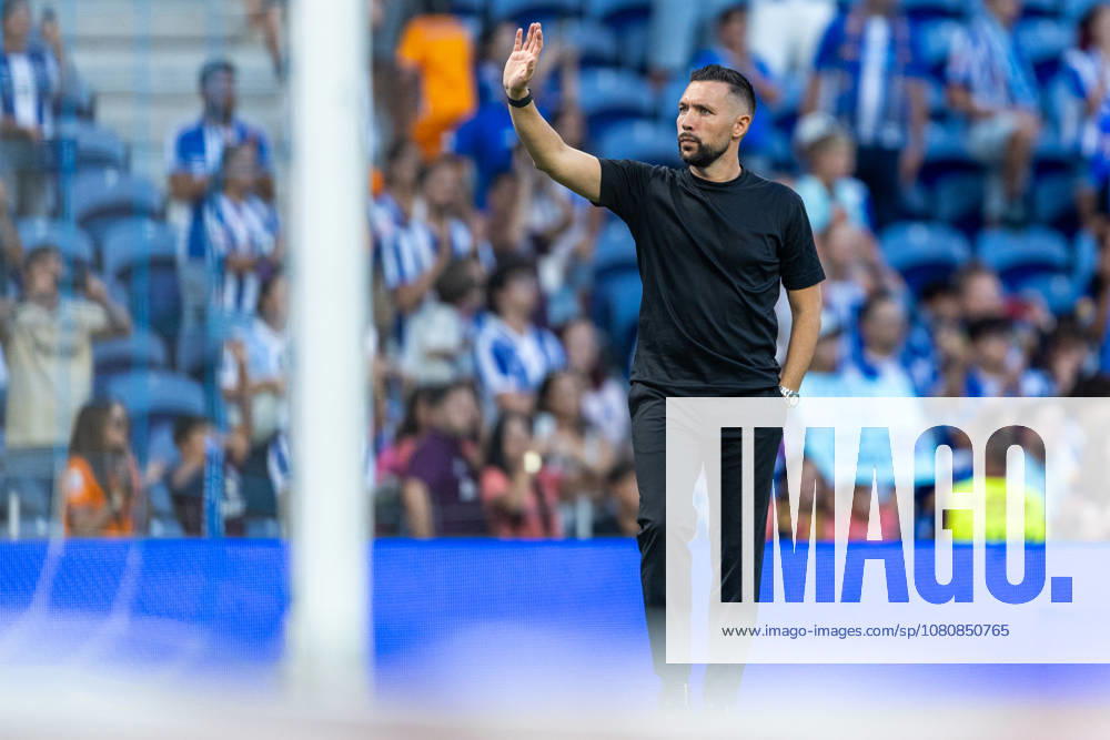FC Porto v FC Alverca - Liga Portugal Betclic 2026 27 Francesco Farioli, head coach of FC Porto, is seen thanking fans after the win during the FC Porto versus FC Alverca match for the Liga Portugal Betclic 2026 27 at Estadio do Dragao in Porto, Portugal, on August 9, 2026. Porto Porto Portugal