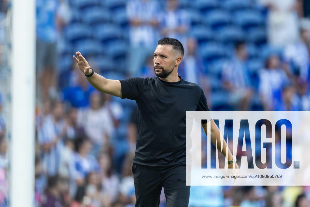 FC Porto v FC Alverca - Liga Portugal Betclic 2026 27 Francesco Farioli, head coach of FC Porto, is seen thanking fans after the win during the FC Porto versus FC Alverca match for the Liga Portugal Betclic 2026 27 at Estadio do Dragao in Porto, Portugal, on August 9, 2026. Porto Porto Portugal