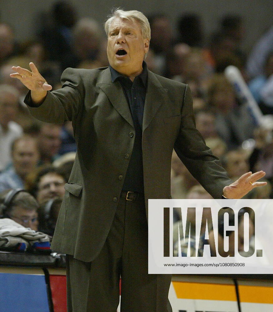 SPORTS-NELSON-OBIT-FILEPIC-FT Dallas Mavericks coach Don Nelson leads his team against the San Antonio Spurs in the first half on Tuesday, May 27, 2003. (Ron Jenkins Fort Worth Star-Telegram TNS) SAN ANTONIO TX USA