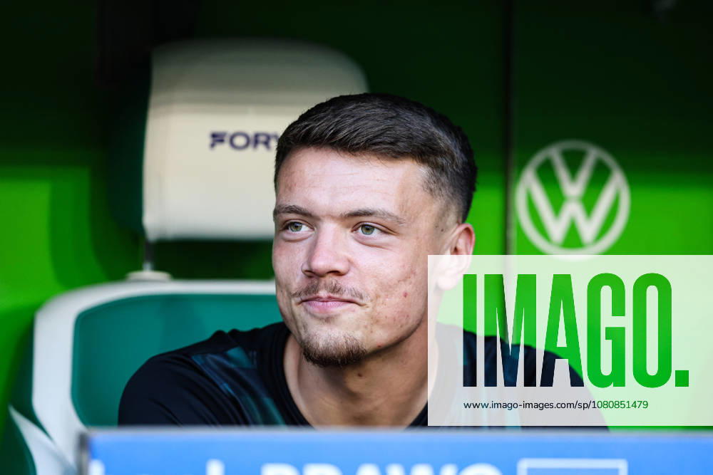 Dzenan Pejcinovic, VfL Wolfsburg, 17, is on the bench. 2. Bundesliga, 2026–2027 season: VfL Wolfsburg vs. 1. FC Kaiserslautern at the Volkswagen Arena in Wolfsburg. Soccer, man, men, Germany