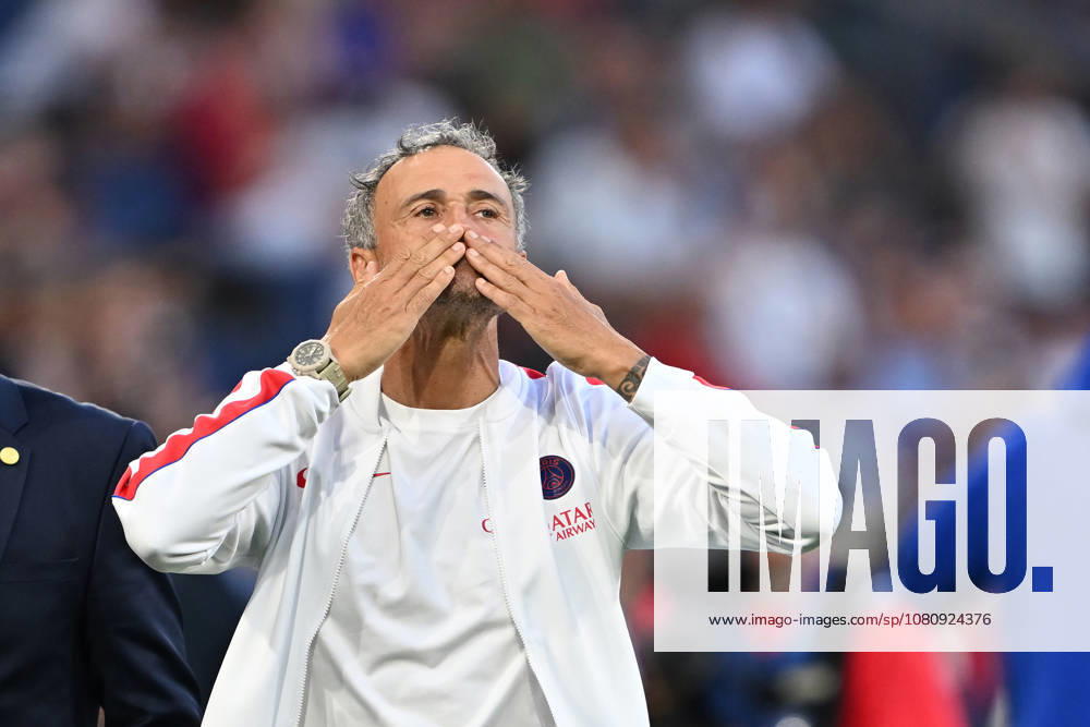 Paris Saint-Germain v Aston Villa - UEFA Super Cup SALZBURG, AUSTRIA - AUGUST 12: Paris Saint-Germain head coach Luis Enrique greets fans after stepping onto the pitch ahead of the UEFA Super Cup match between Paris Saint-Germain and Aston Villa at Salzburg Stadium in Salzburg, Austria, on August 12, 2026. Isa Terli Anadolu Salzburg Austria. Editorial use only. Please get in touch for any other usage.