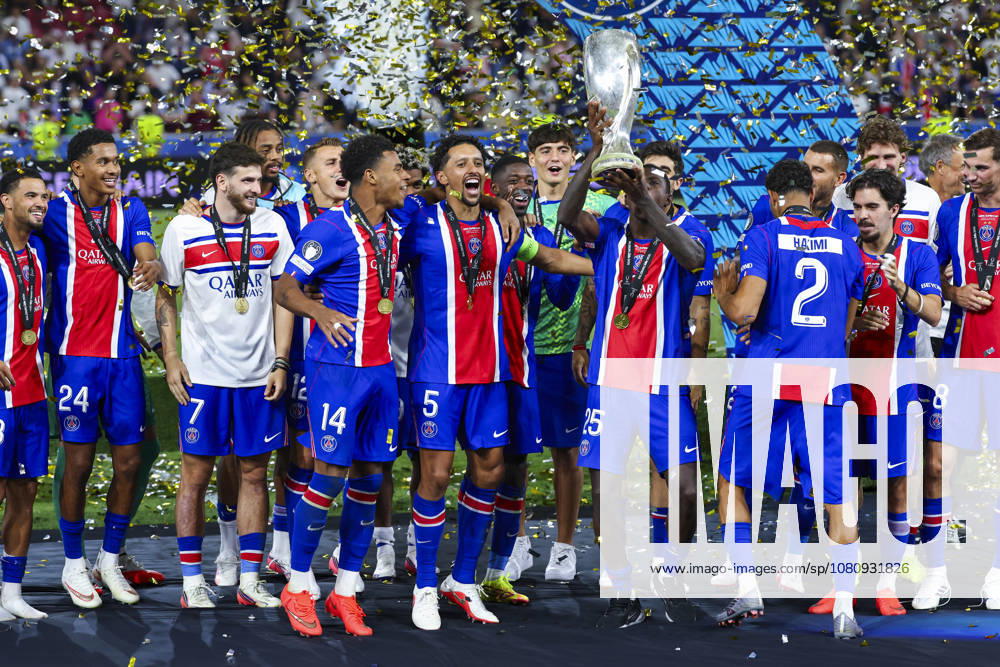SOCCER - UEFA Super Cup, PSG vs Aston Villa SALZBURG,AUSTRIA,12.AUG.26 - SOCCER - UEFA Super Cup, Paris Saint-Germain vs Aston Villa FC. Image shows Desire Doue, Marquinhos and Nuno Mendes (PSG) with the trophy. GEPAxpictures Geieregger