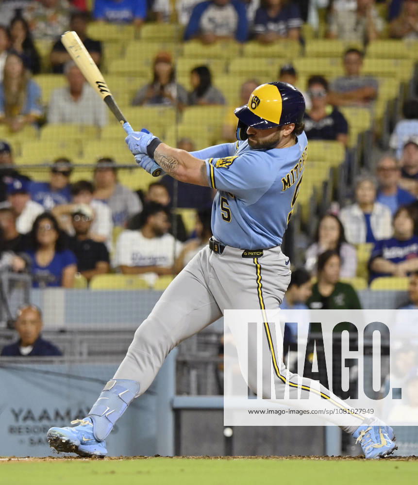 Milwaukee Brewers Garrett Mitchell hits an RBI single off Los Angeles Dodgers closing pitcher Edwin Diaz to tie the score in the ninth inning at Dodger Stadium in Los Angeles on Thursday, August 13, 2026. LAP20260813911 JIMxRUYMEN