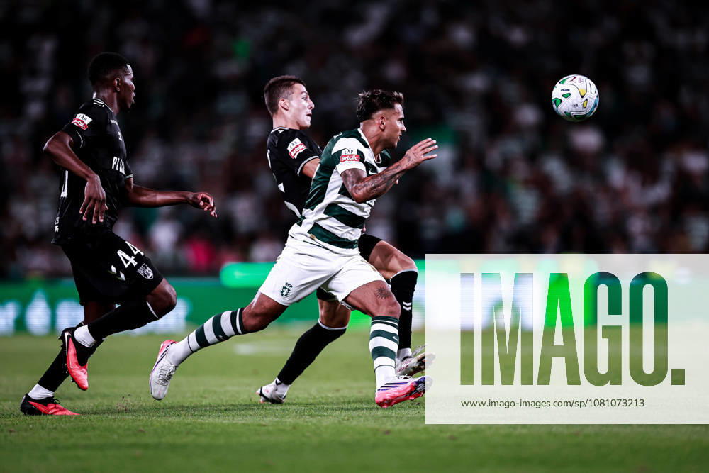 Rodrigo Zalazar of Sporting CP controls the ball during the primeira liga Portugal Betclic match between Sporting CP and Vitoria at Estadio Jose Alvalade in Lisboa on August 14, 2026 Lisboa Portugal - ZUMAg283 20260814_zsp_g283_044